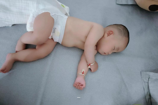 遵义宝宝脚心出汗怎么回事
